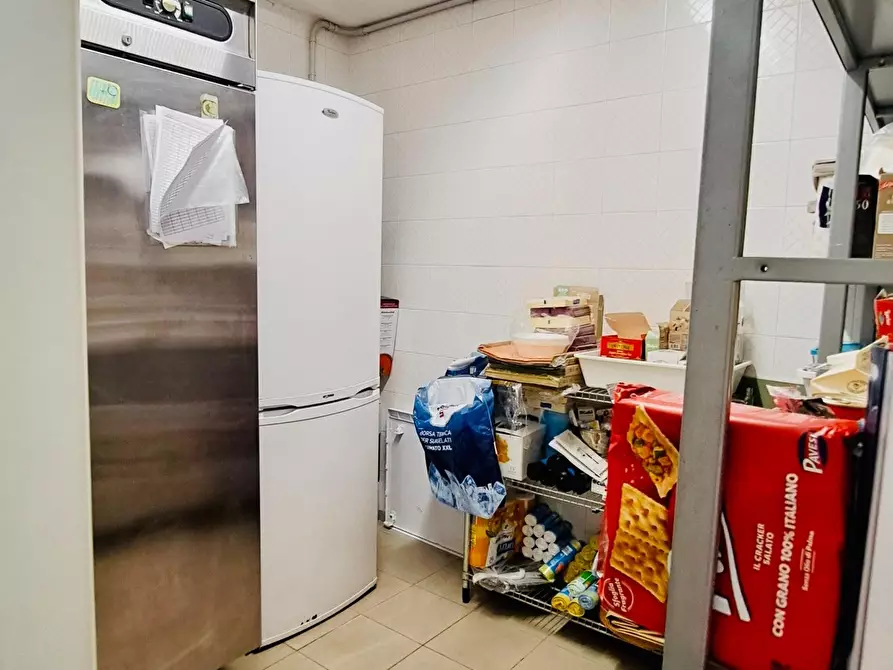 Immagine 13 di Locale commerciale in vendita  a Viareggio