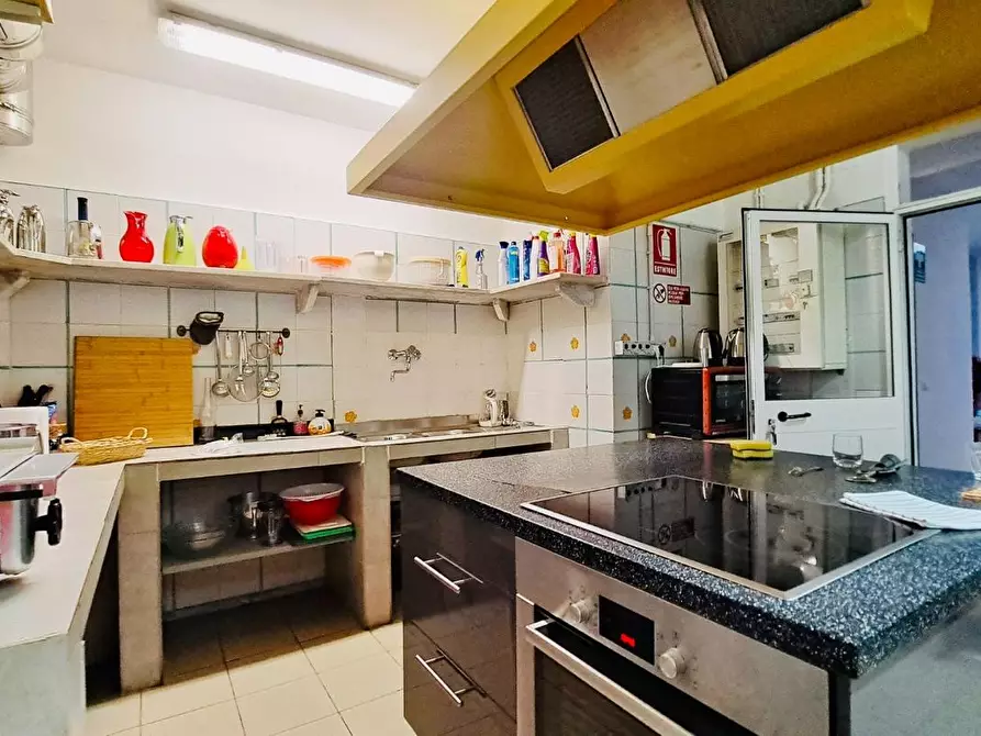 Immagine 8 di Locale commerciale in vendita  a Viareggio