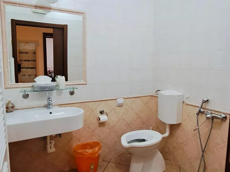 Immagine 7 di Locale commerciale in vendita  a Viareggio