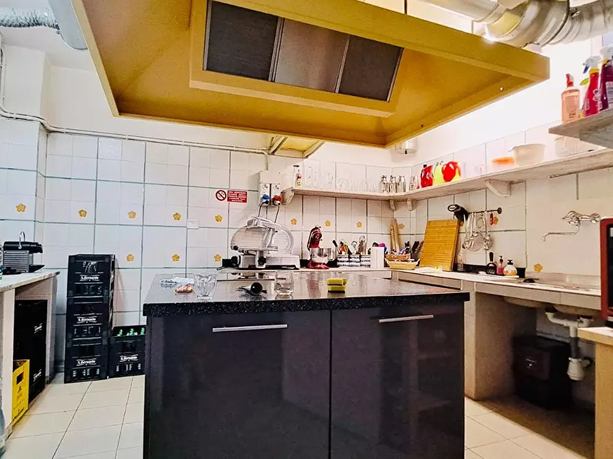 Immagine 9 di Locale commerciale in vendita  a Viareggio