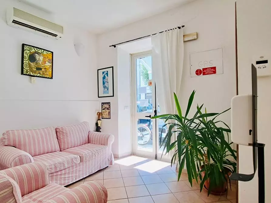 Immagine 2 di Locale commerciale in vendita  a Viareggio