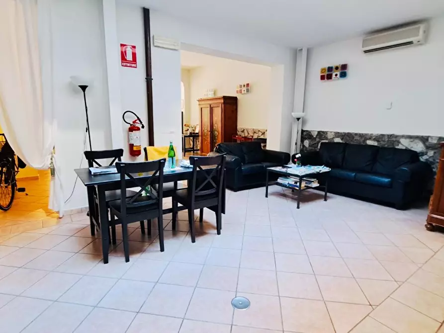 Immagine 6 di Locale commerciale in vendita  a Viareggio