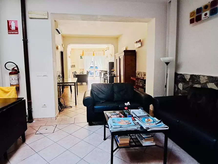 Immagine 5 di Locale commerciale in vendita  a Viareggio