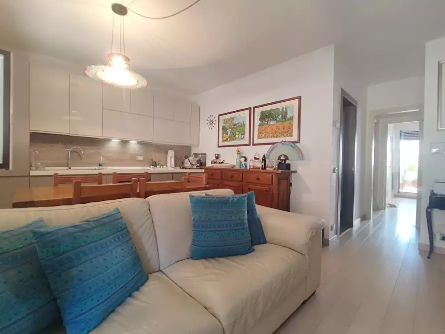 Immagine 2 di Villa in vendita  a Viareggio