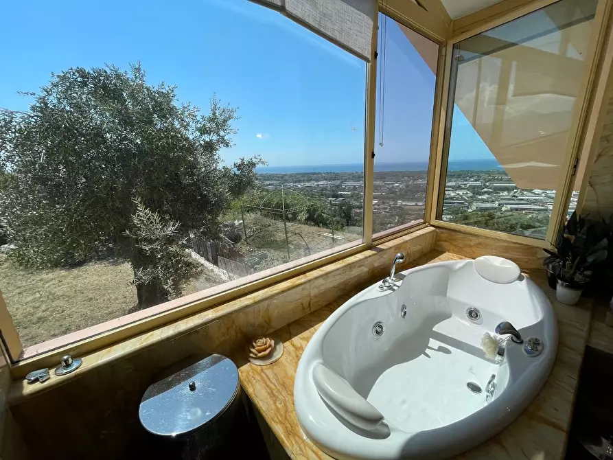 Immagine 45 di Villa in vendita  a Massa