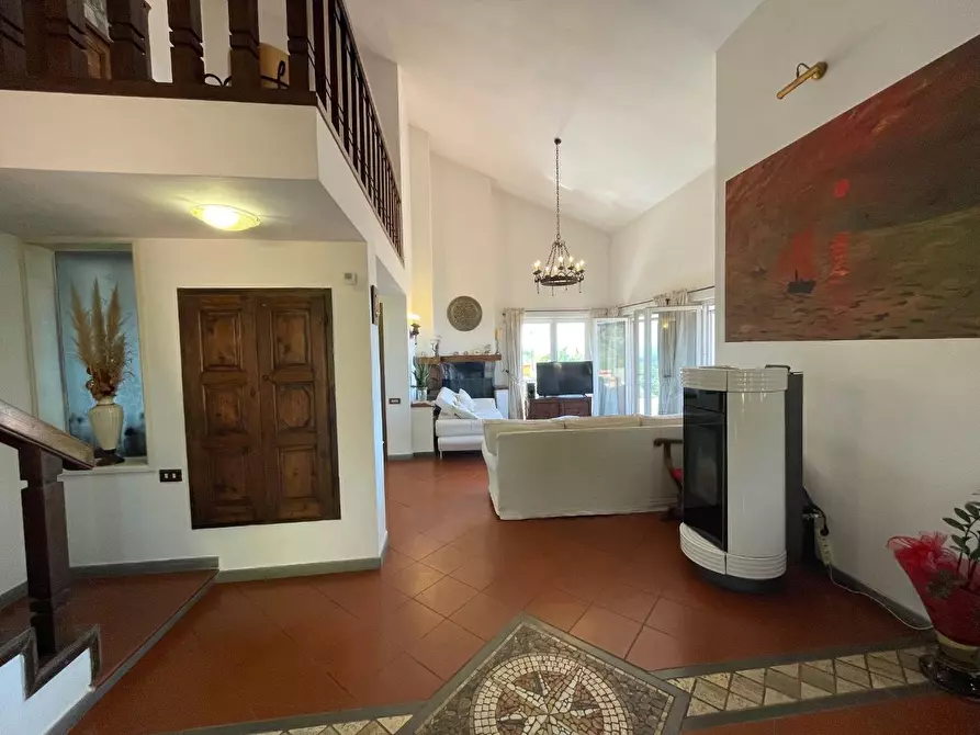 Immagine 17 di Villa in vendita  a Massa