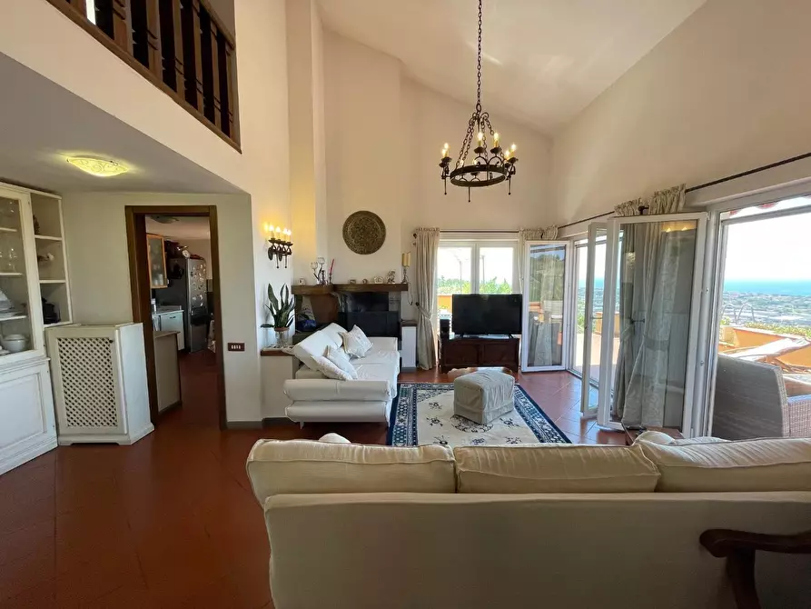 Immagine 15 di Villa in vendita  a Massa