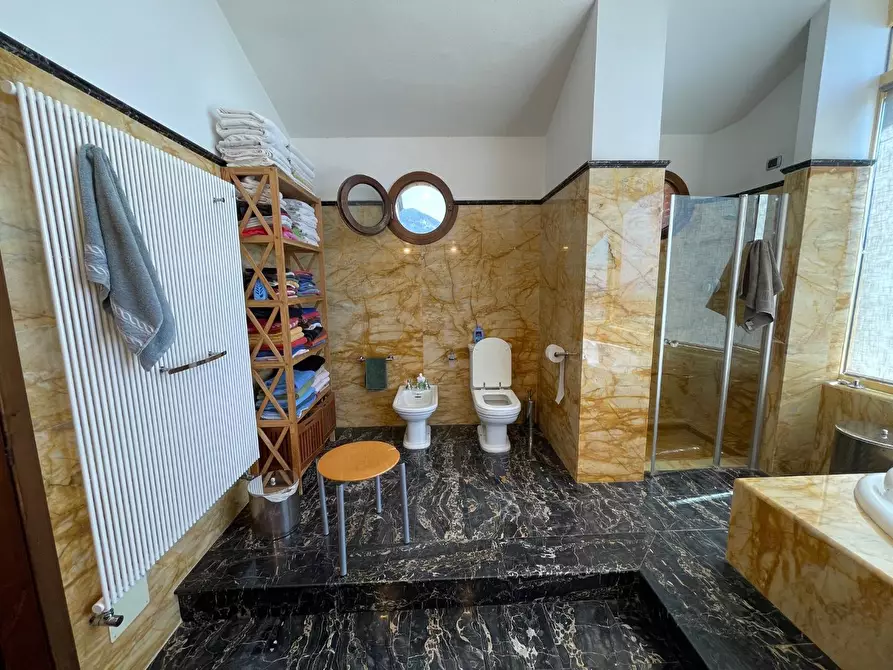 Immagine 42 di Villa in vendita  a Massa