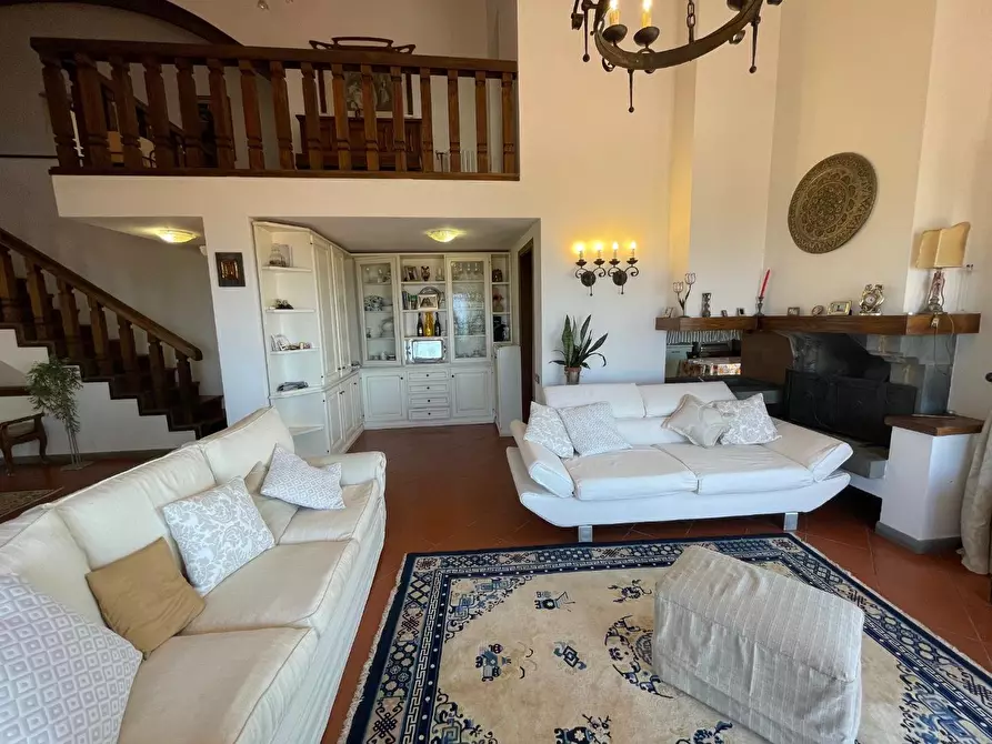 Immagine 19 di Villa in vendita  a Massa