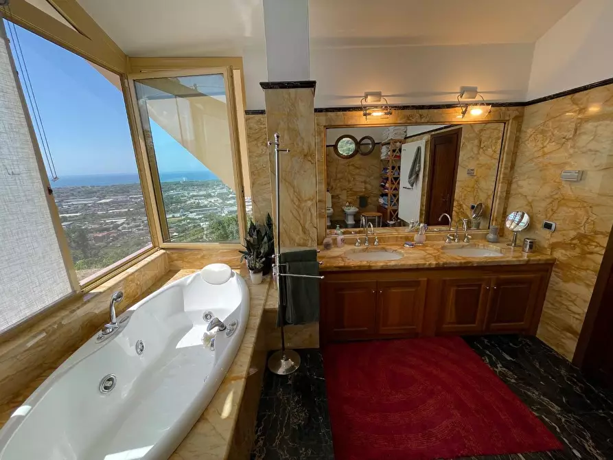 Immagine 44 di Villa in vendita  a Massa