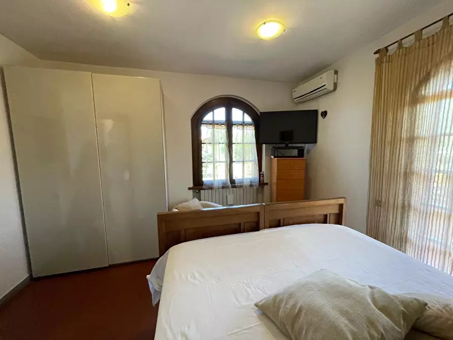 Immagine 38 di Villa in vendita  a Massa