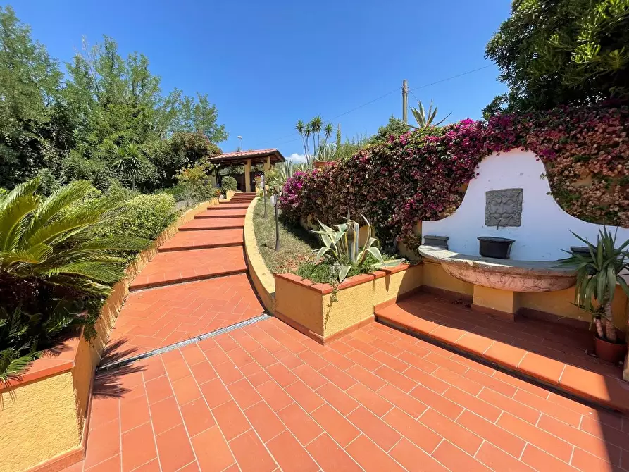 Immagine 12 di Villa in vendita  a Massa