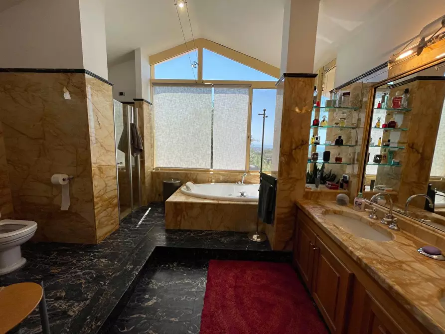 Immagine 40 di Villa in vendita  a Massa