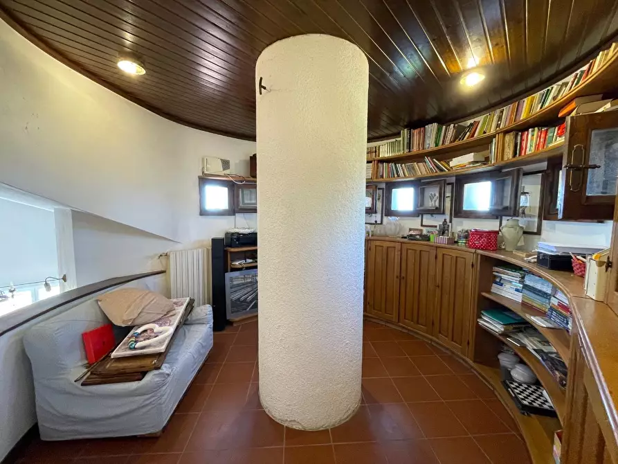 Immagine 49 di Villa in vendita  a Massa