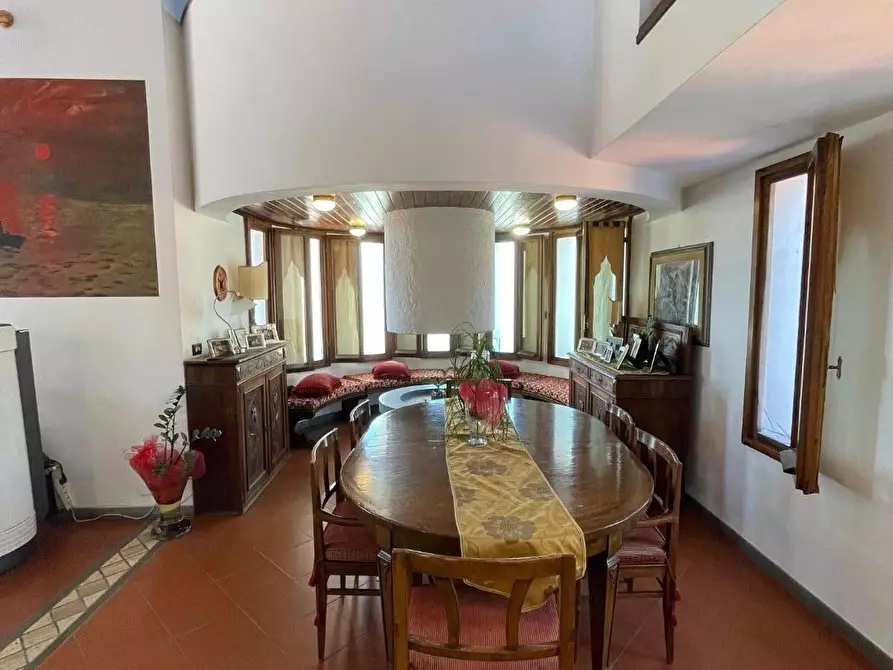 Immagine 25 di Villa in vendita  a Massa