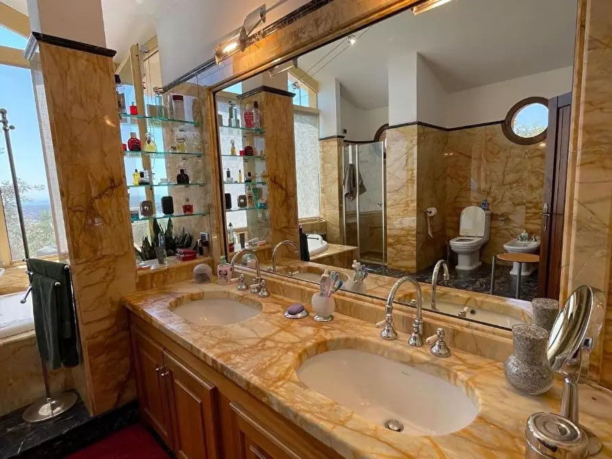 Immagine 41 di Villa in vendita  a Massa