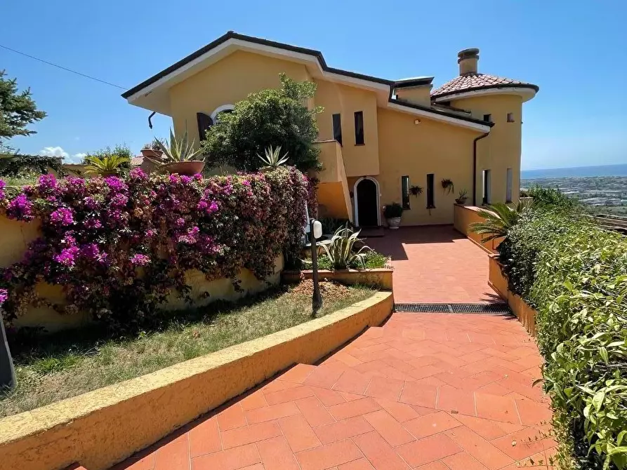 Immagine 2 di Villa in vendita  a Massa