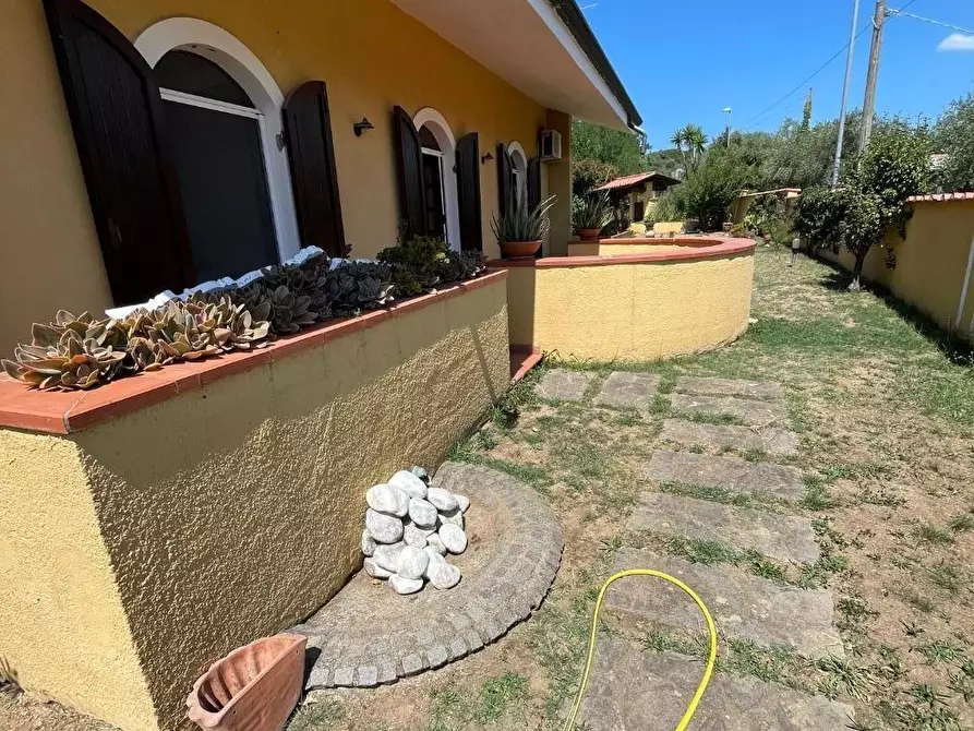 Immagine 11 di Villa in vendita  a Massa