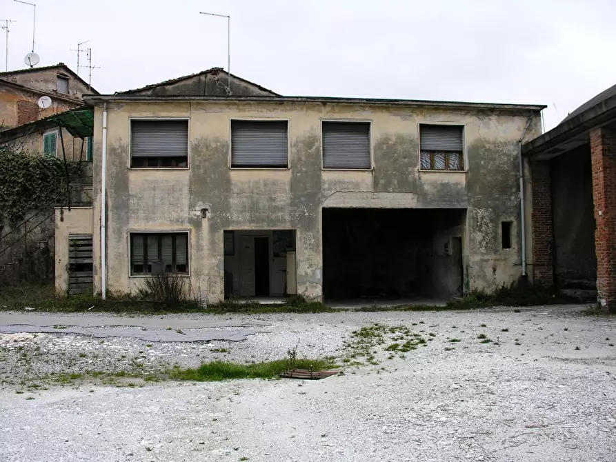 Immagine 3 di Magazzino in vendita  a Carrara