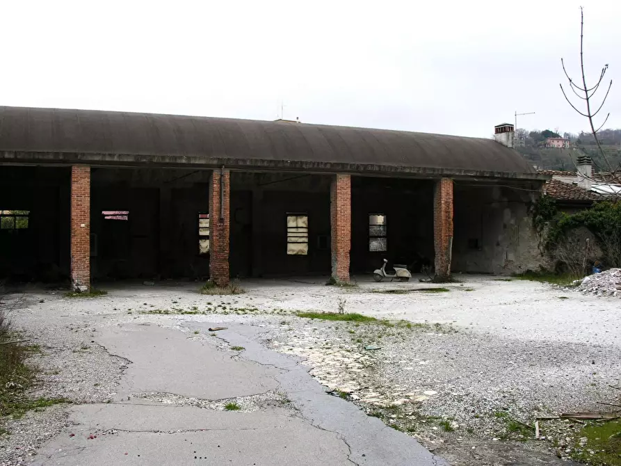 Immagine 2 di Magazzino in vendita  a Carrara