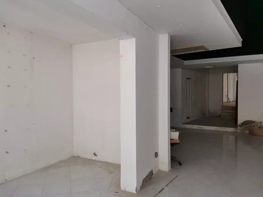 Immagine 9 di Locale commerciale in vendita  a Poggibonsi