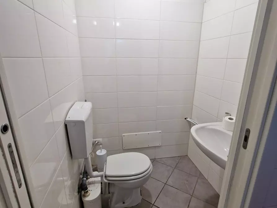 Immagine 18 di Ufficio in affitto  a San Giuliano Terme