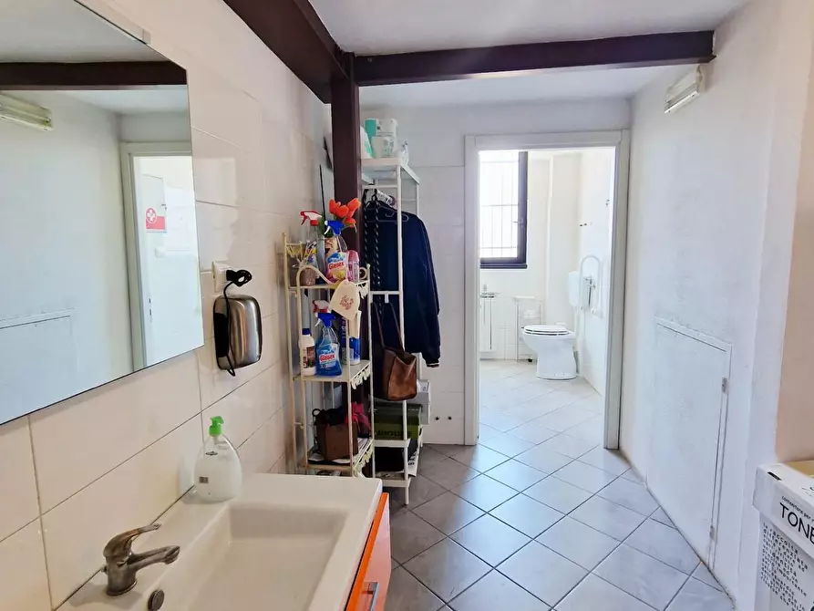 Immagine 17 di Ufficio in affitto  a San Giuliano Terme