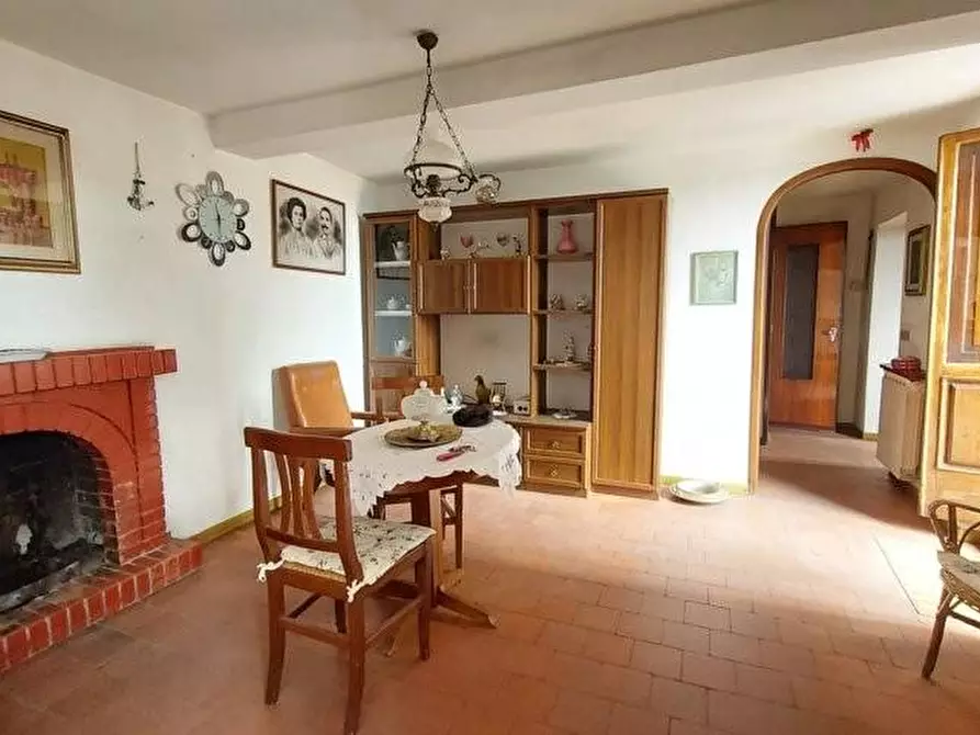 Immagine 2 di Casa colonica in vendita  a Capannori