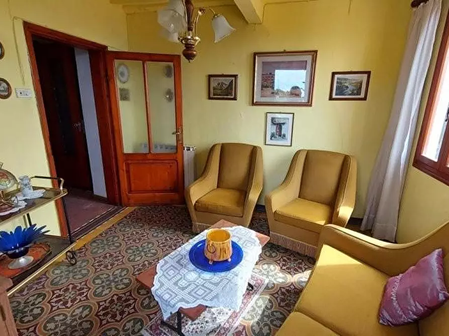 Immagine 9 di Casa colonica in vendita  a Capannori