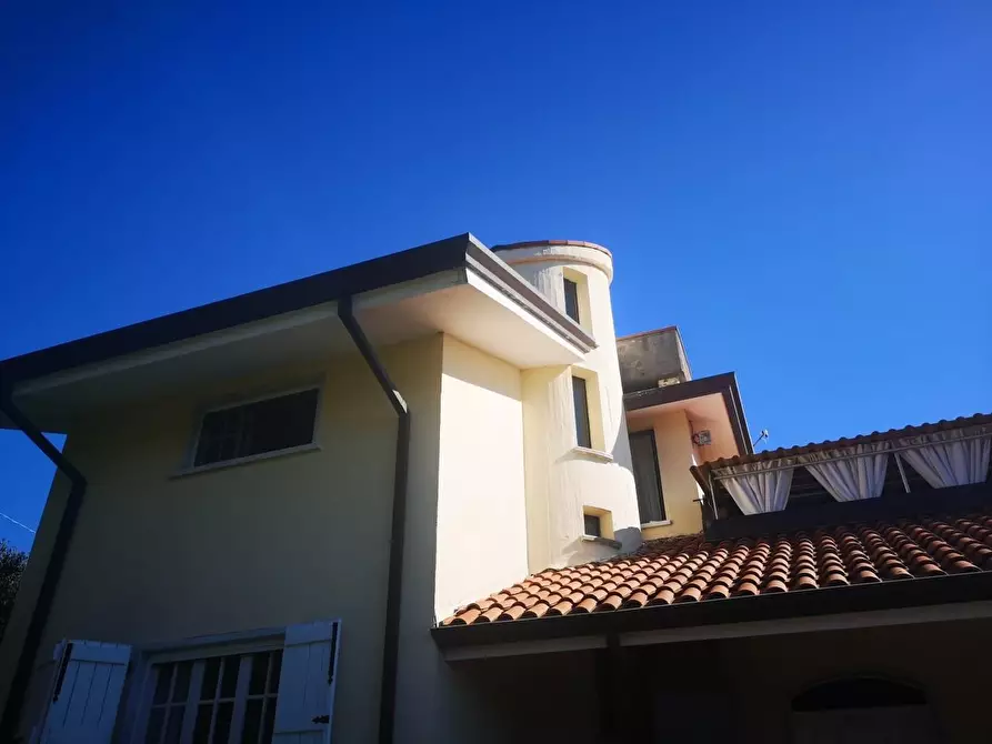 Immagine 8 di Villa in vendita  a Castelnuovo Magra