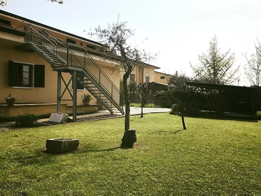 Immagine 17 di Villa in vendita  a Carrara