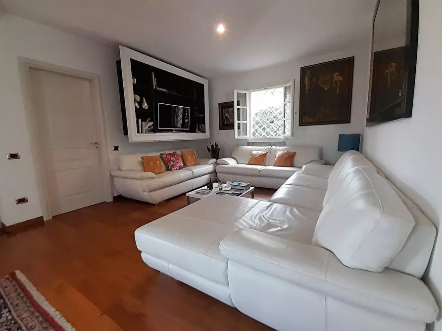 Immagine 19 di Villa in vendita  a Lucca