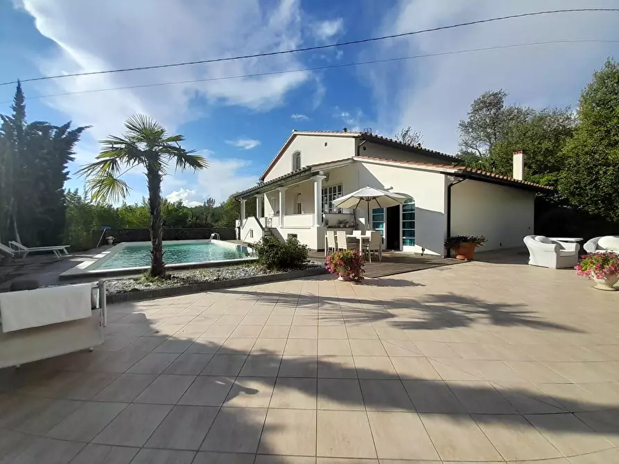 Immagine 60 di Villa in vendita  a Lucca