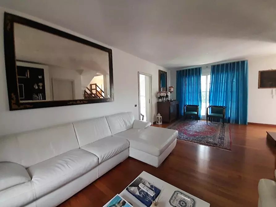 Immagine 21 di Villa in vendita  a Lucca