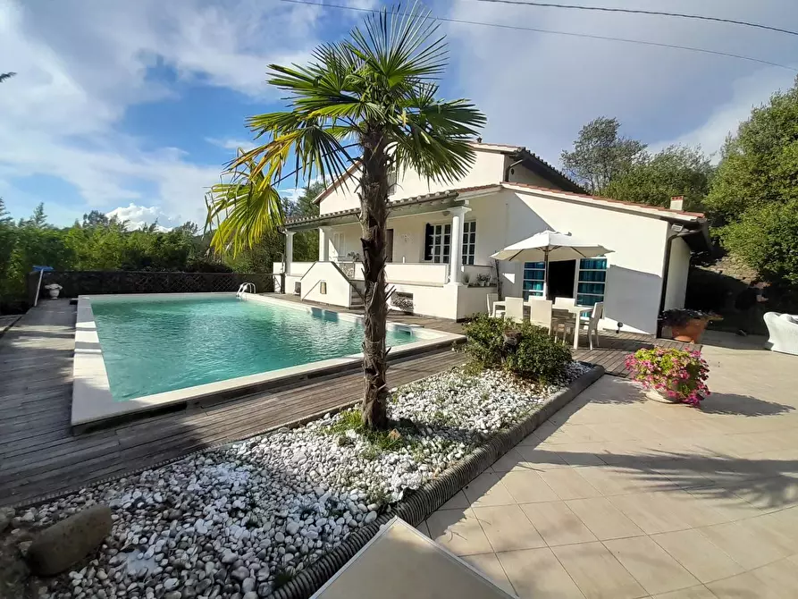 Immagine 4 di Villa in vendita  a Lucca