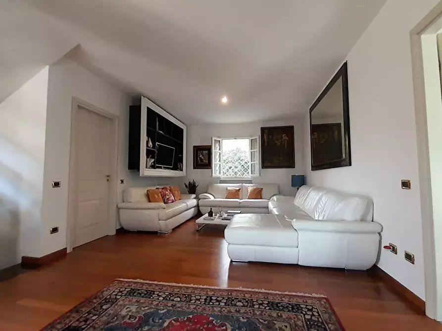 Immagine 18 di Villa in vendita  a Lucca