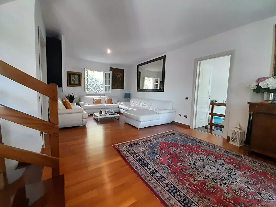 Immagine 17 di Villa in vendita  a Lucca