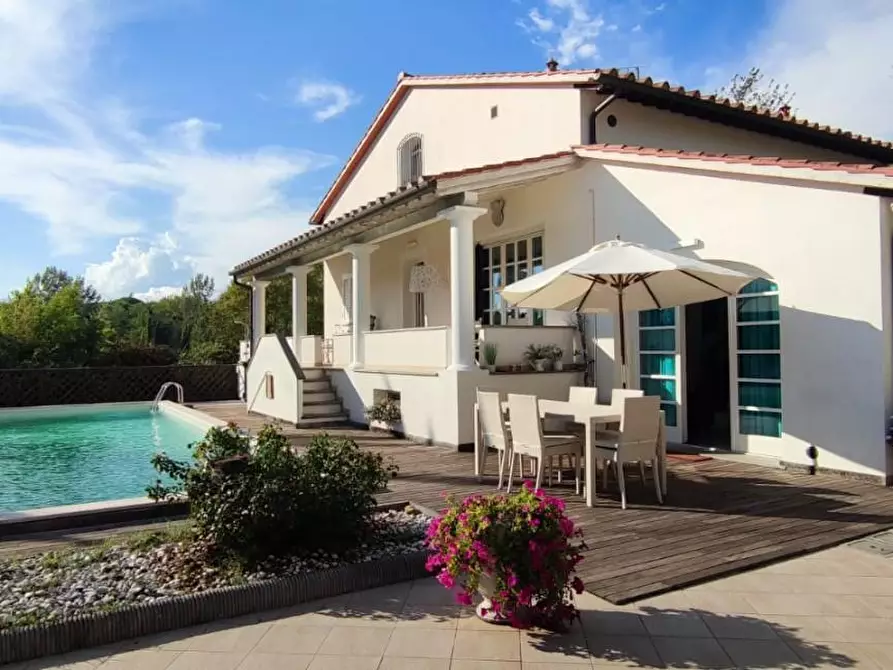 Immagine 67 di Villa in vendita  a Lucca
