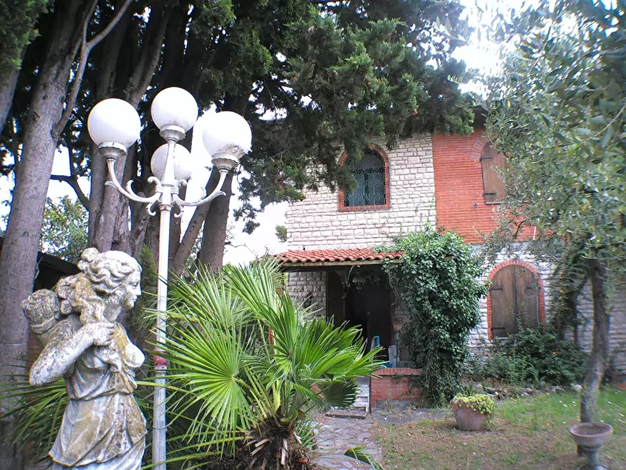Immagine 1 di Villa in vendita  a Carrara