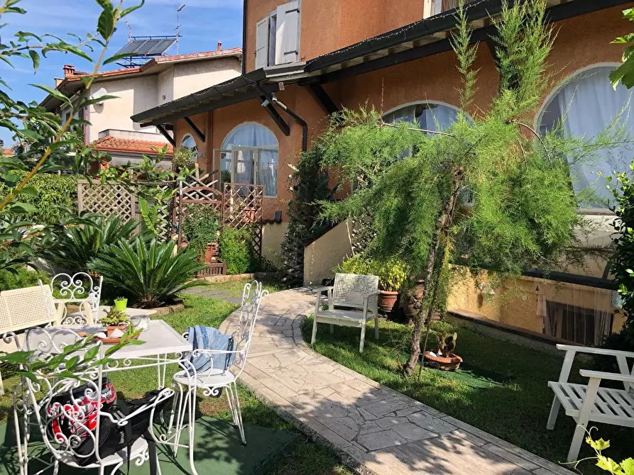 Immagine 17 di Casa semindipendente in vendita  a Montignoso