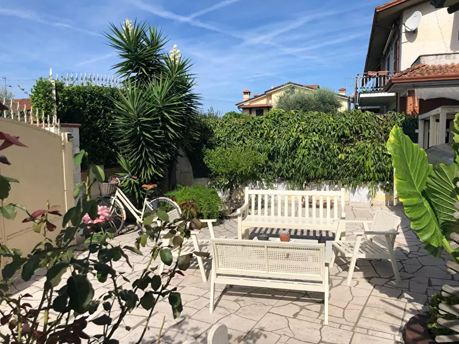 Immagine 2 di Casa semindipendente in vendita  a Montignoso