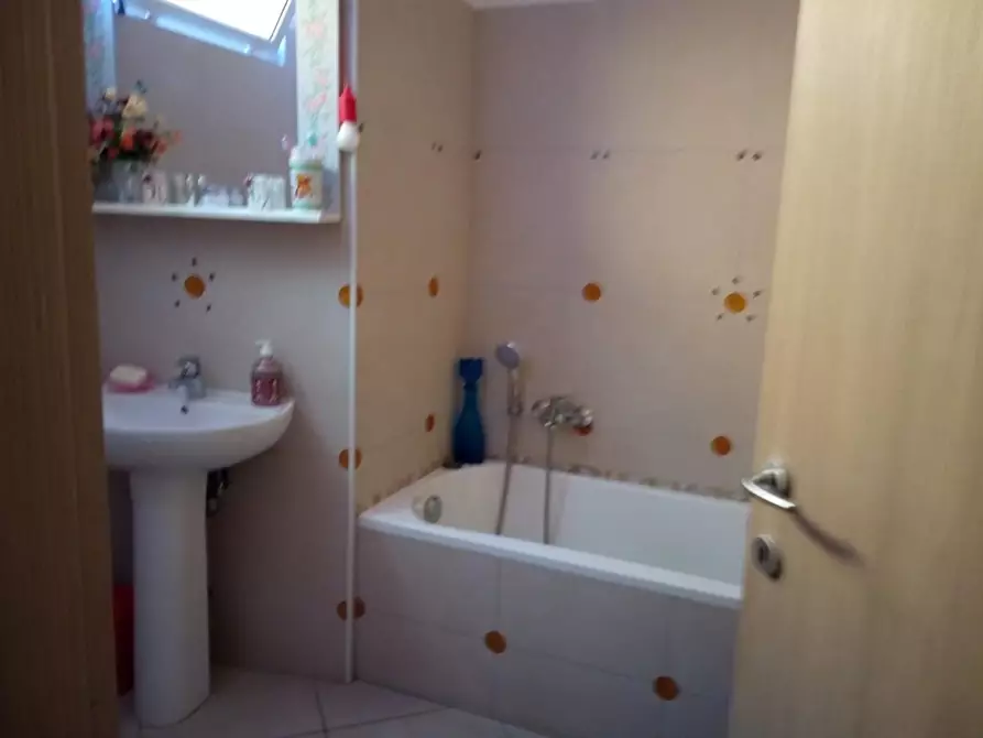 Immagine 7 di Appartamento in vendita  a Carrara