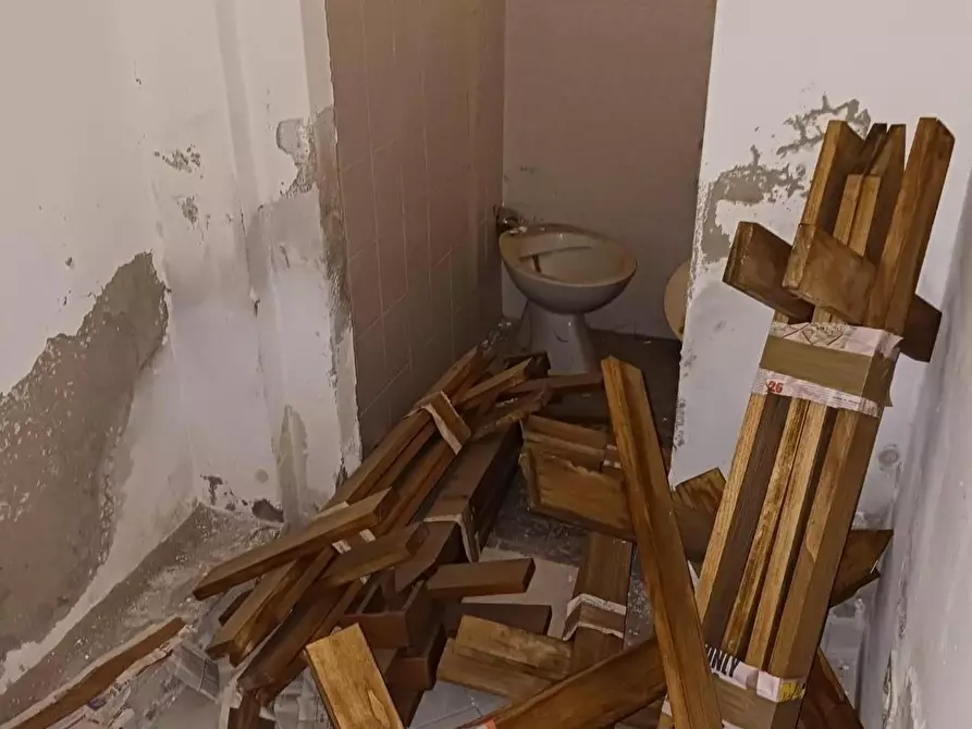 Immagine 8 di Ufficio in vendita  a Cascina