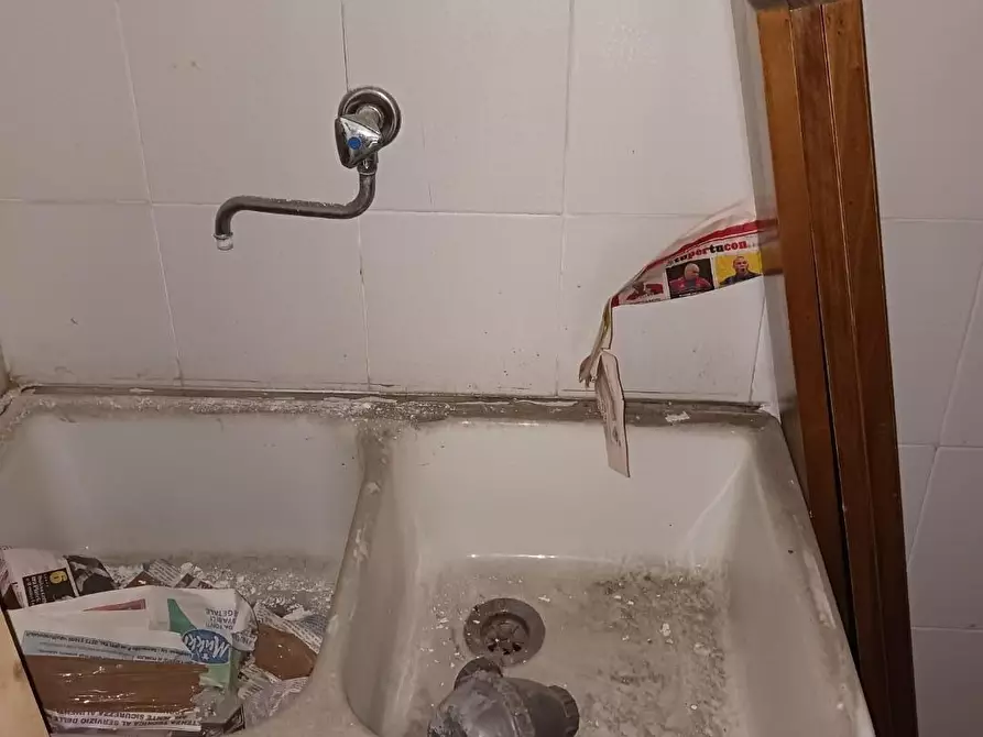 Immagine 10 di Ufficio in vendita  a Cascina