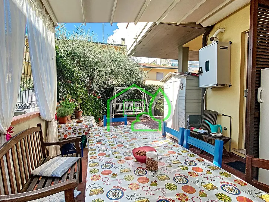 Immagine 3 di Villetta a schiera in vendita  a Viareggio