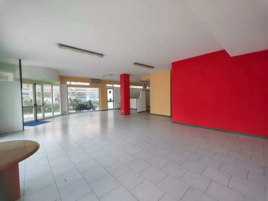 Immagine 2 di Locale commerciale in vendita  a Massa