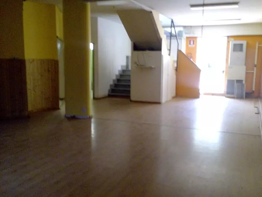 Immagine 23 di Locale commerciale in vendita  a Massa