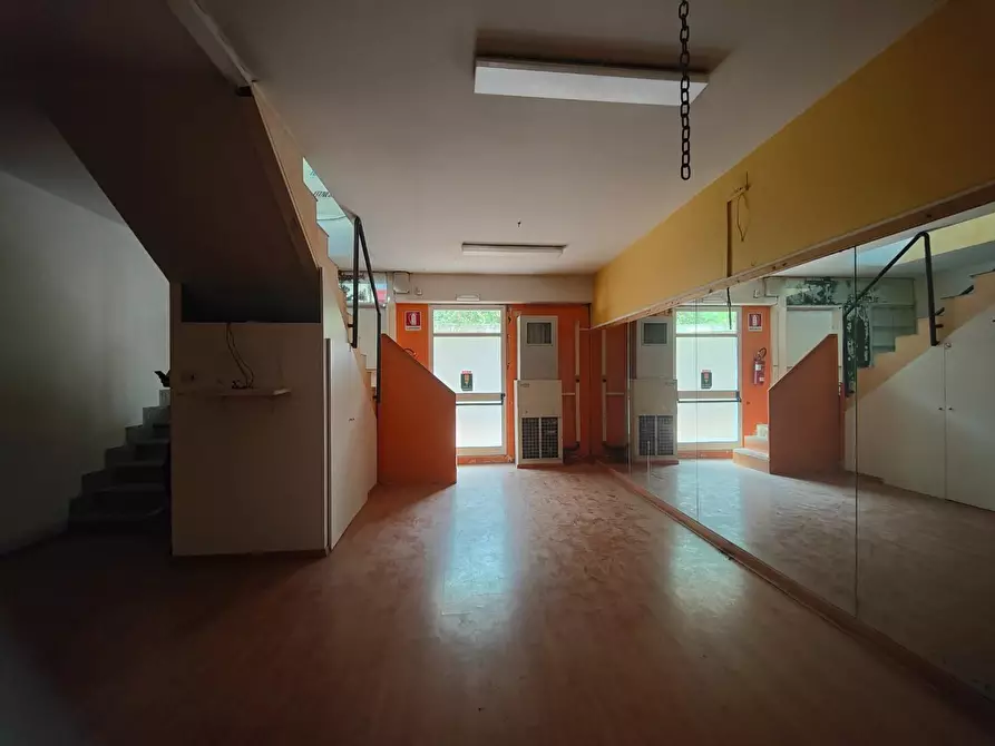 Immagine 6 di Locale commerciale in vendita  a Massa