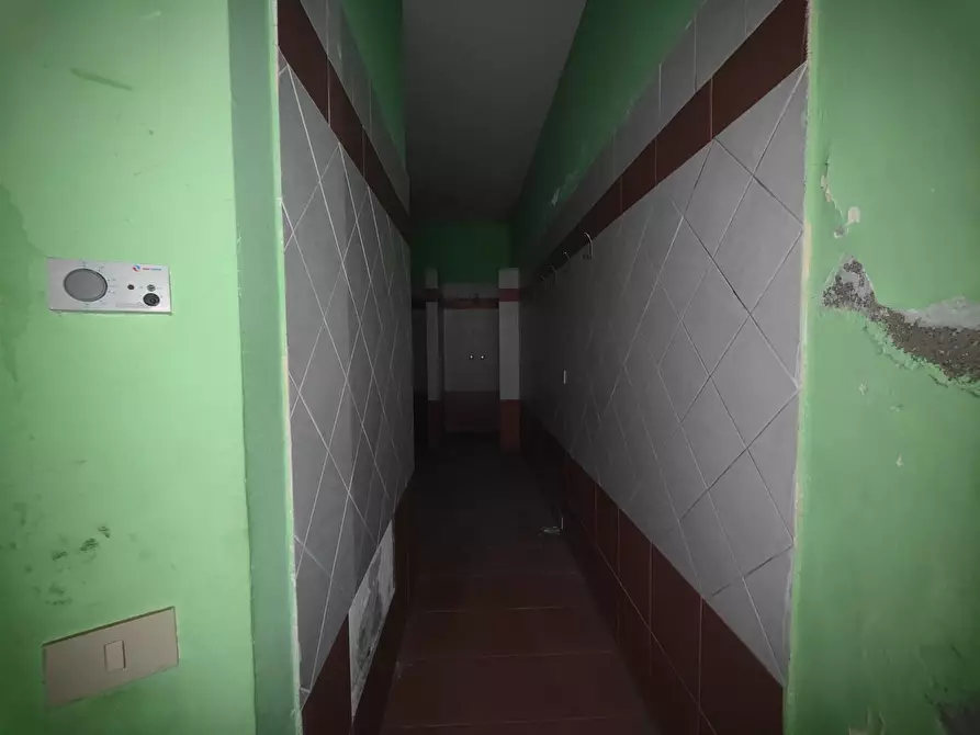 Immagine 10 di Locale commerciale in vendita  a Massa