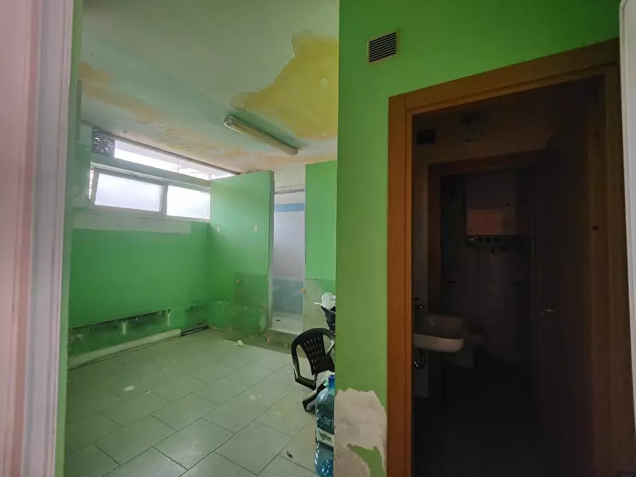 Immagine 14 di Locale commerciale in vendita  a Massa